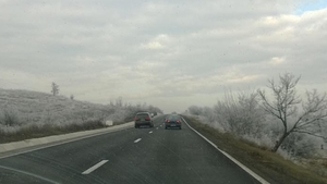 Acest tânăr s-a filmat în timp ce „zbura“ pe autostrada A1 cu 220 de kilometri pe oră! Imaginile par ireale