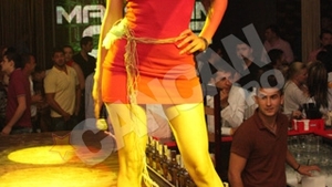 Iubita lui Varciu, atacata de DJ Harra, in Crema Summer Club