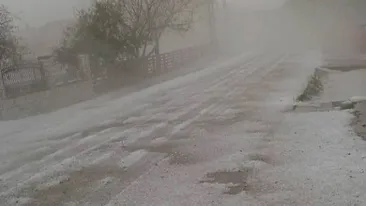Furtunile cu grindină au făcut prăpăd în judeţul Suceava! Mai multe localităţi au fost acoperite cu gheaţă