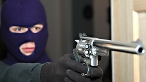 Jaf armat în România! Doi bărbați au furat toate bijuteriile dintr-un magazin, amenințând cu pistolul!