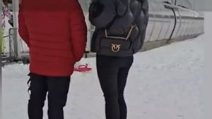 Nu e banc! Cum s-a încălțat o tânără pe pârtia din Predeal. Imaginea s-a viralizat rapid!