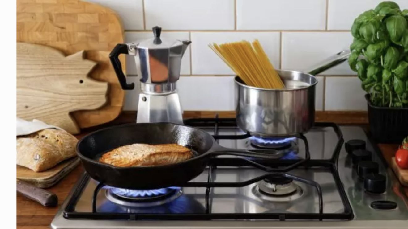 Legea mirosurilor te poate lăsa fără bani în portofel! Amenzi de până la 30.000 de lei dacă vecinii se plâng de mirosul de mâncare gătită