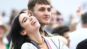 Dua Lipa și  Anwar Hadid, sărut pasional în public! Cântăreața a trecut peste fosta relație și este mai îndrăgostită ca oricând
