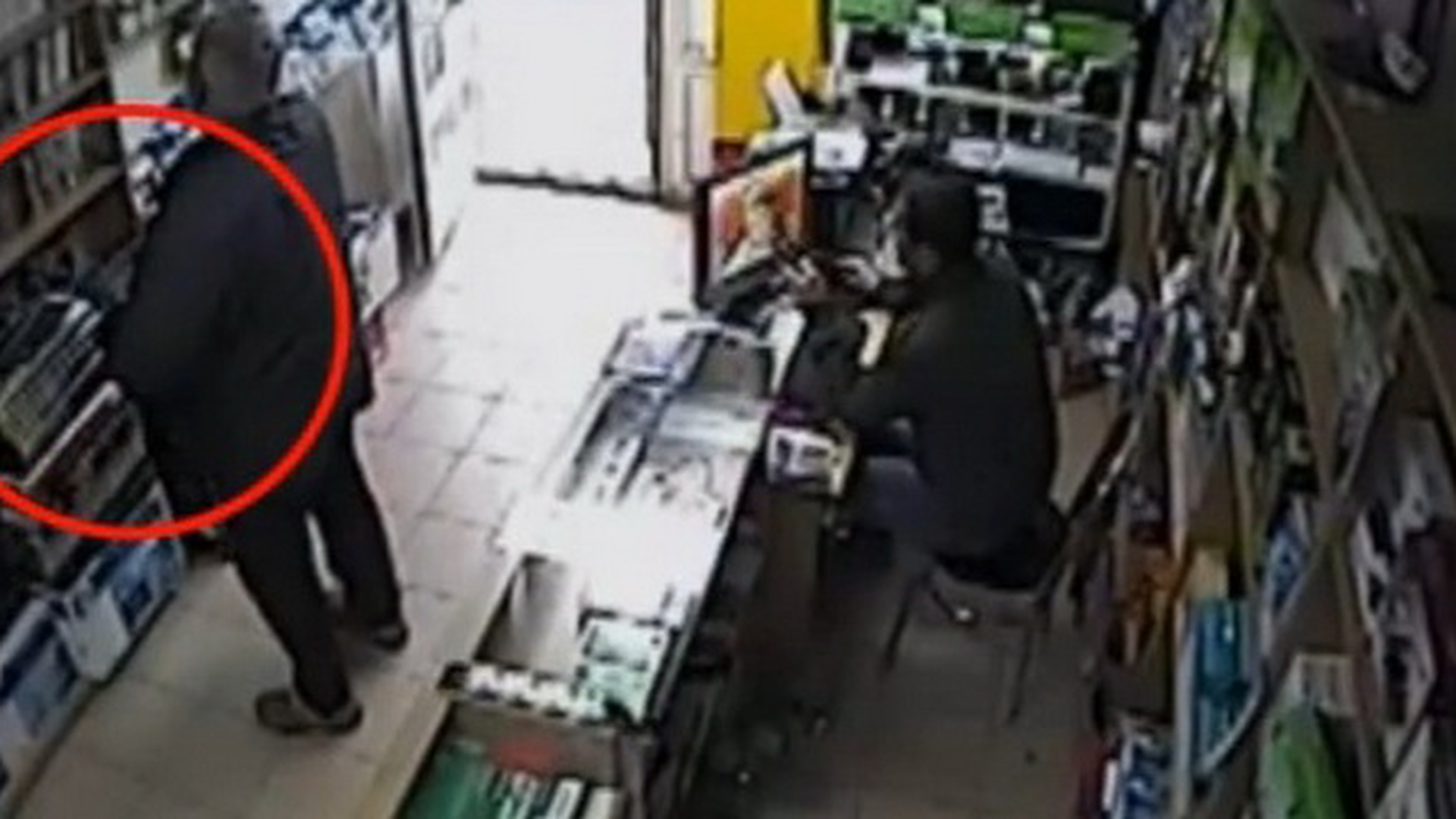 A furat dintr-un magazin fara sa stie ca e filmat de camerele de supraveghere ! Politia l-a prins imediat!