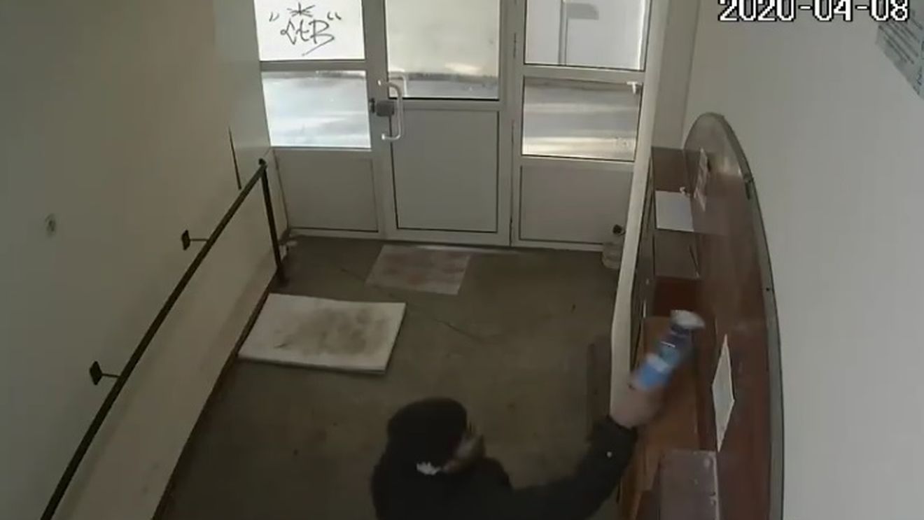 Se fură dezinfectantele din blocurile din Vâlcea. Hoţii au fost surprinşi de camerele de supraveghere