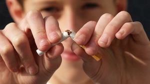 Fumătorii nu vor mai putea fuma pe orice terasă! Decizie bombă privind fumatul în maşina personală
