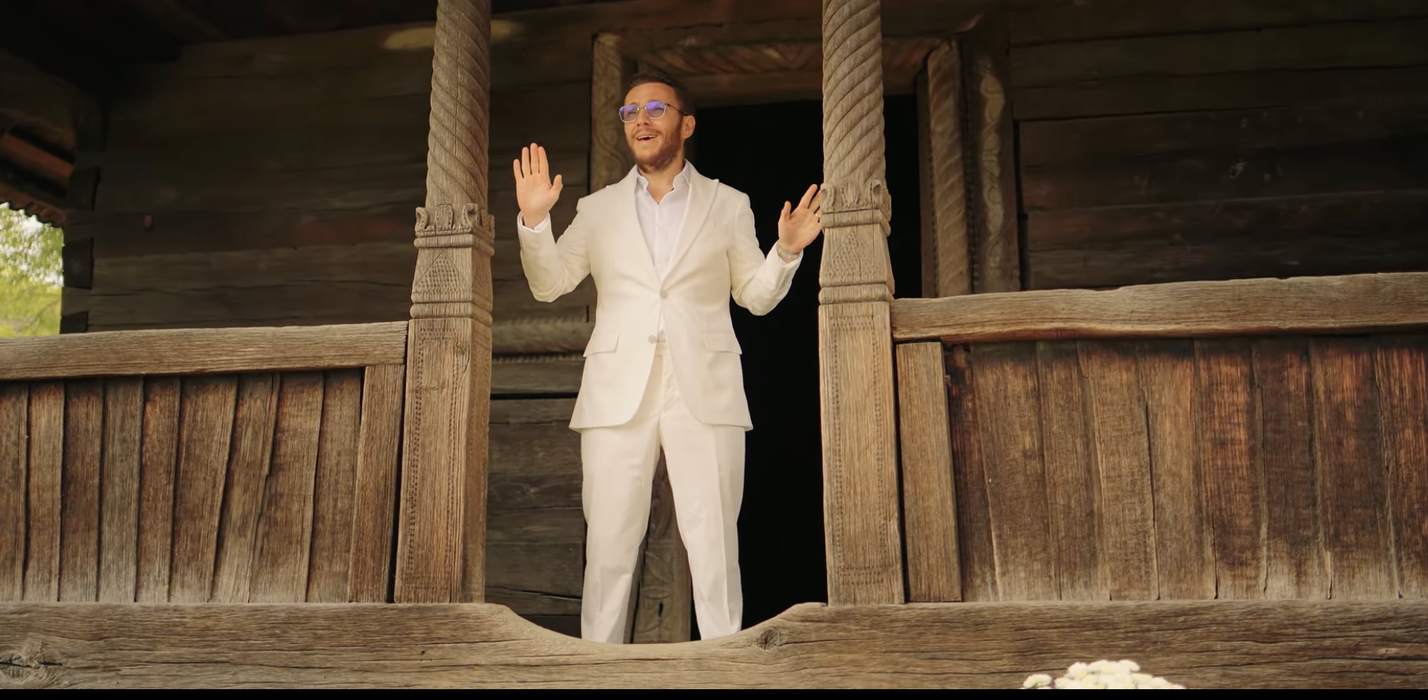 Scandal monstru cu Florin Cercel! A filmat un videoclip în curtea unei biserici și…