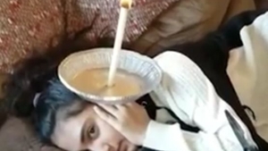 I-a pus o lumânare în ureche fiicei ei, după care i-a tăiat mucul ars și l-a pus la răcit. Ce a urmat este incredibil