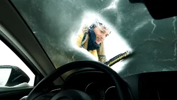 Cum eviți înghețarea parbrizului la mașină. Trucurile la care apelează specialiștii