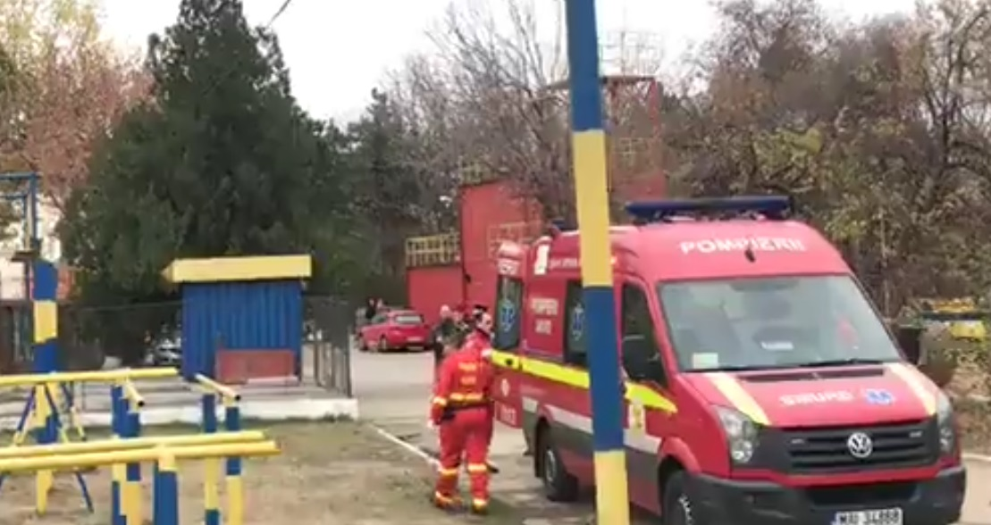 Ambulanța care l-a așteptat la locul aterizării elicopterului, în București