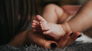 Accident tragic pentru o familie din Anglia. Nou-născutul lor a murit sufocat lângă mama sa