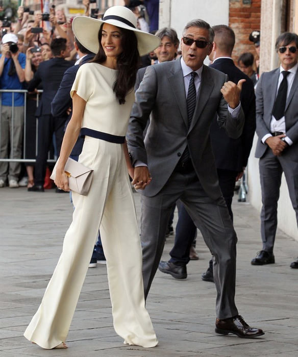 Primul cadou primit de gemenii lui George Clooney! Ce le-a dăruit bunica lor la doar câteva ore de la naştere!