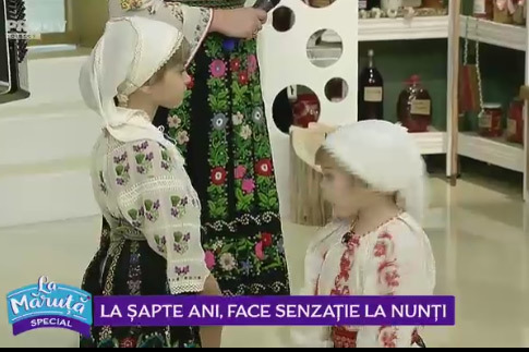 La şapte ani, ridică în picioare invitaţii la nunţi şi botezuri, Povestea Andrei, micuţa artistă din Gorj
