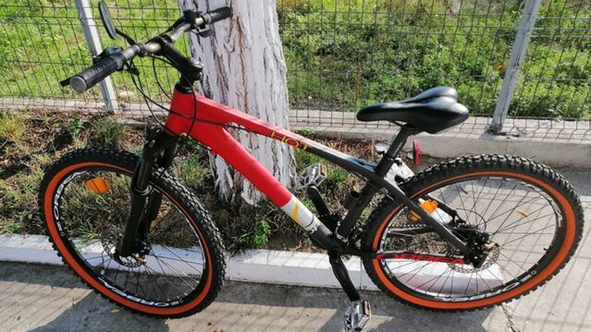 Râzi cu lacrimi! Ce răspuns a primit un bărbat, după ce a postat imagini cu cel care i-a furat bicicleta