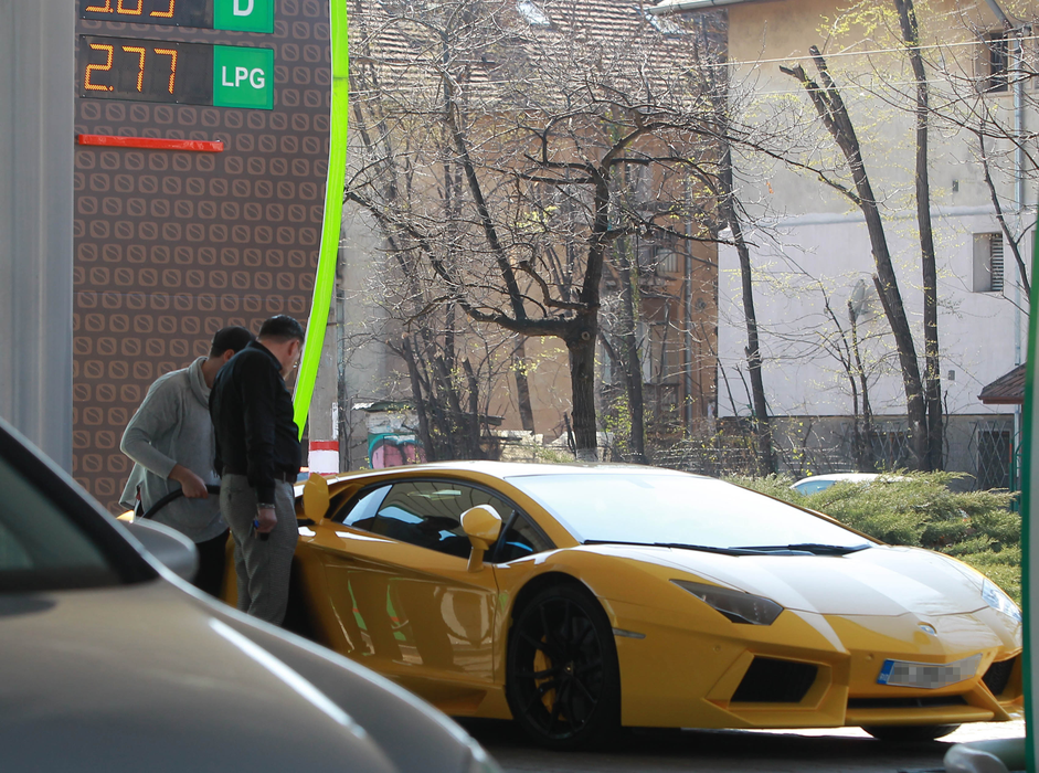 Dan Nicorescu și-a tras Aventadorul la pompă
