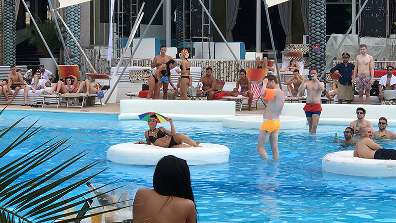 Intrarea în Player Club Bucharest este de 30 lei (luni-joi), respectiv 50 lei (vineri-duminică)