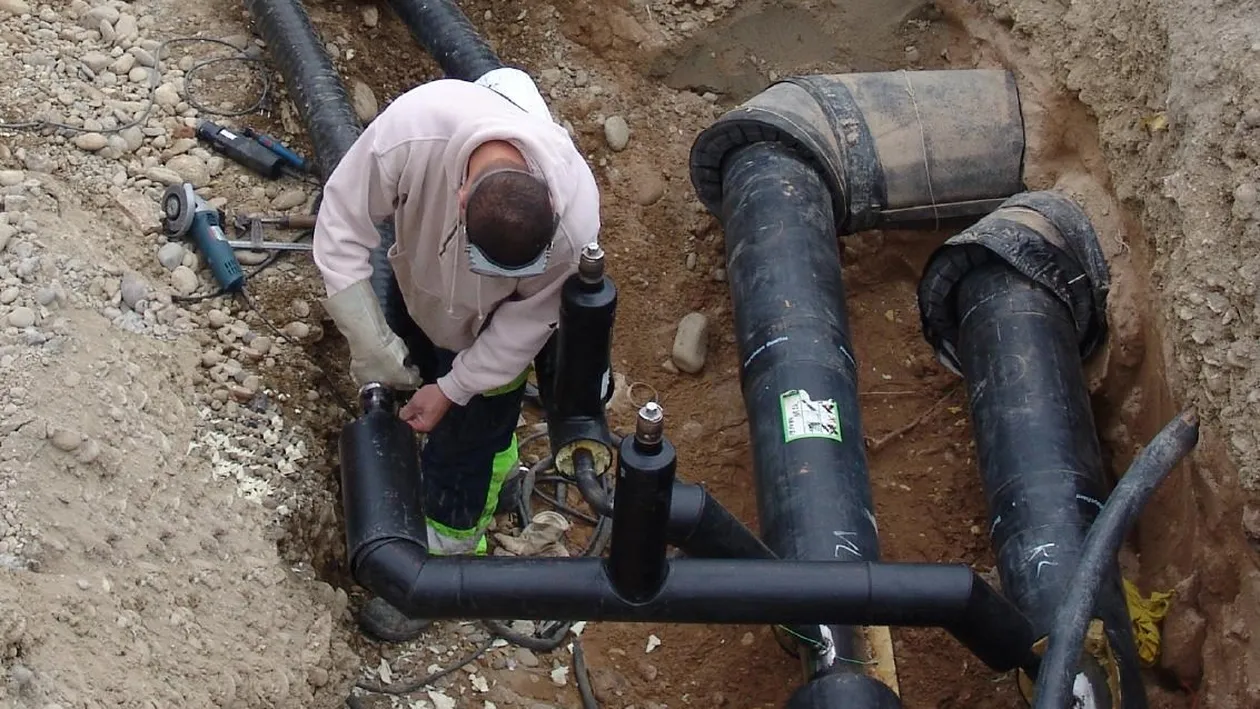 Doi muncitori, grav răniţi, la o centrală termică din Prahova! O conductă de condens a cedat şi au fost arşi de aburii fierbinţi