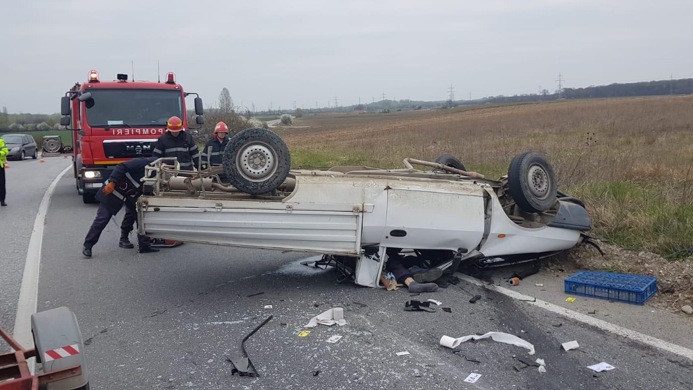 Accidente înfiorătoare în Prahova. Un om a murit, iar 3 au fost răniți după ce microbuzul în care erau a ajuns în parapet