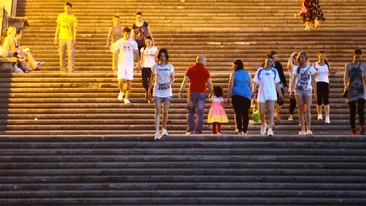 Nici dupa ce urca 3500 de trepte, Luciu nu se poate abtine de la shaorma! Se autopedepseste insa cu si mai multe ore de sport!