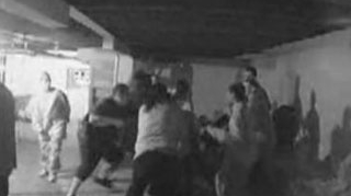 VIDEO Vezi ce bataia isi ia unu', timp de doua minute, de la 15 membri ai gastii din care face parte!
