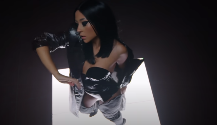 Primele imagini „deocheate” cu Nicole Cherry după ce și-a pus silicoane. Cântăreața și-a expus bustul generos în noul videoclip