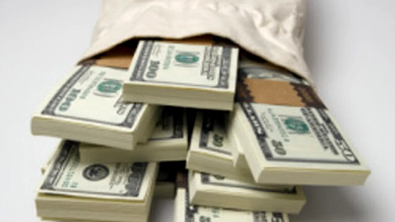 Ai economii in dolari? Schimba-i urgent, moneda se va prabusi in doi ani