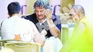 Lupu se distreaza ca in tabara