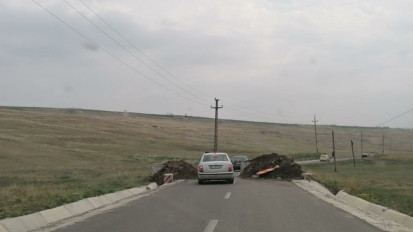 Gestul incredibil făcut de Primăria din Botoșani. Au baricadat cu pământ și beton o șosea