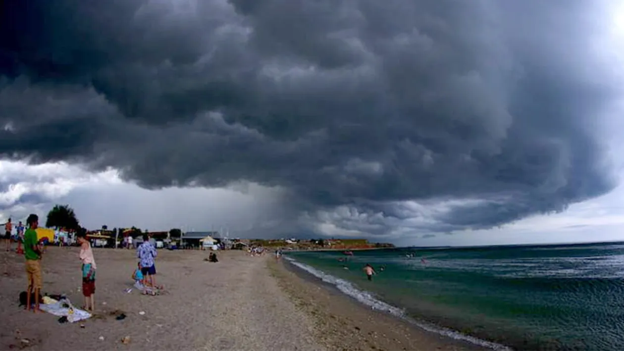 Meteorologii Accuweather au modificat prognoza: Se strică vremea la mare începând cu această dată