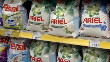 Prețul uriaș cu care a ajuns să se vândă o pungă cu detergent Ariel. Românii fac haz de necaz: Îl luăm în rate