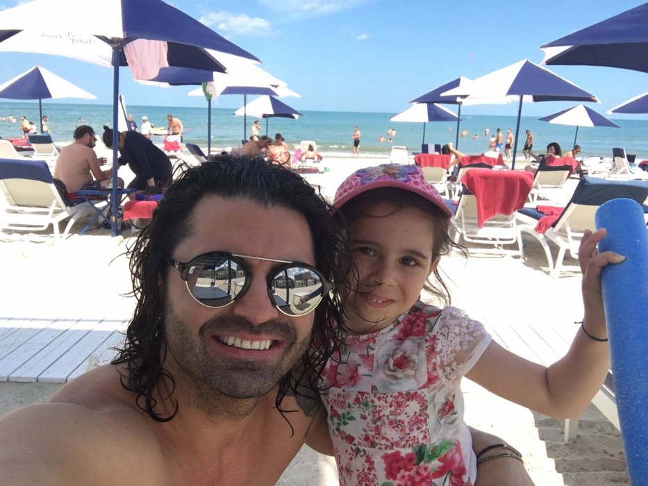 Rosa şi Maria, fetiţele lui Pepe, spectacol în apartament. „Teroristele!”