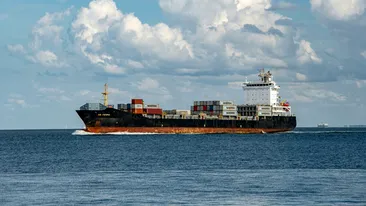 Uitați în largul lumii. Marinarii români capturați de pirații somalezi și tăcerea statului