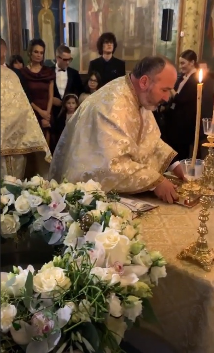 Anca Serea și Adi Sînă și-au creștinat astăzi fetița. Imagini din biserică