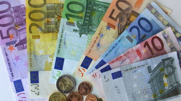 I-au picat banii din cer! Un bucureştean a găsit pe stradă 30.000 de euro! Ce credeţi că a făcut cu ei?