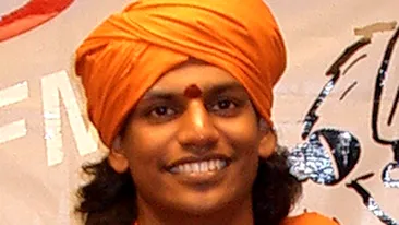 Un guru indian a fost filmat in ipostaze erotice cu doua adepte!