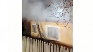 O fetiță de 12 ani s-a salvat ca prin minune. Era singură acasă când locuința a luat foc VIDEO