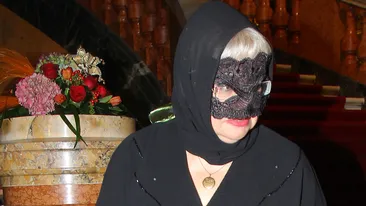La o vedeta de la noi a venit mai repede Halloween-ul! Aparitia care a atras toate privirile la bal! Ghicesti cine-i doamna?