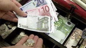 Caz fără precedent! Toţi angajaţii unei bănci sunt acuzaţi că au furat banii clienţilor! Hoţii au fost reclamaţi la DIICOT