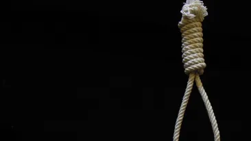 Un copil de 13 ani din Arad s-a spânzurat în podul casei! A fost găsit mort de sora lui geamănă