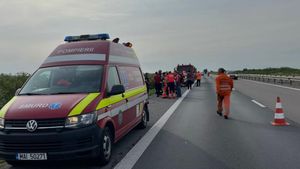 Accident rutier în această dimineață pe A2 București-Pitești. Un autocar s-a răsturnat cu 9 persoane în interior
