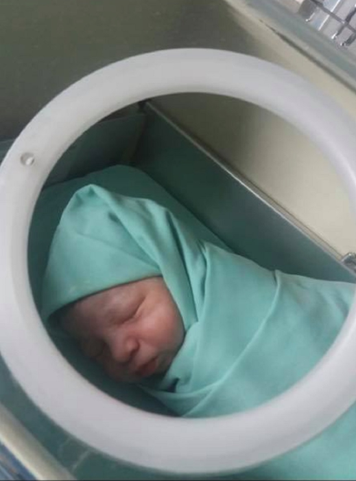 Prima imagine cu bebeluşul monden. A venit pe lume azi dimineaţă. Familia este in culmea fericirii: „Minune mea!”