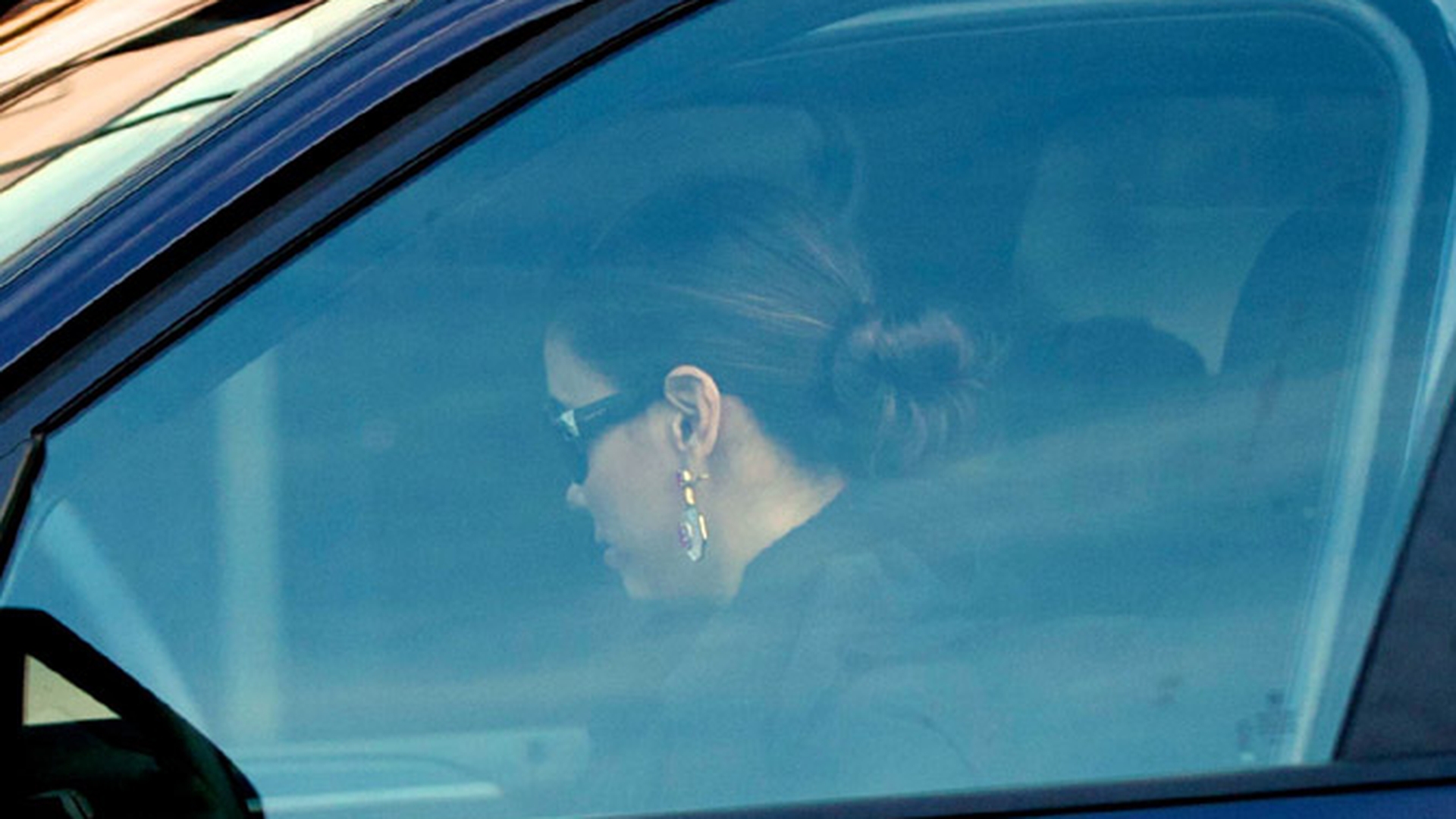 Eva Longoria, cu slapii in picioare si cu cizmele in brate