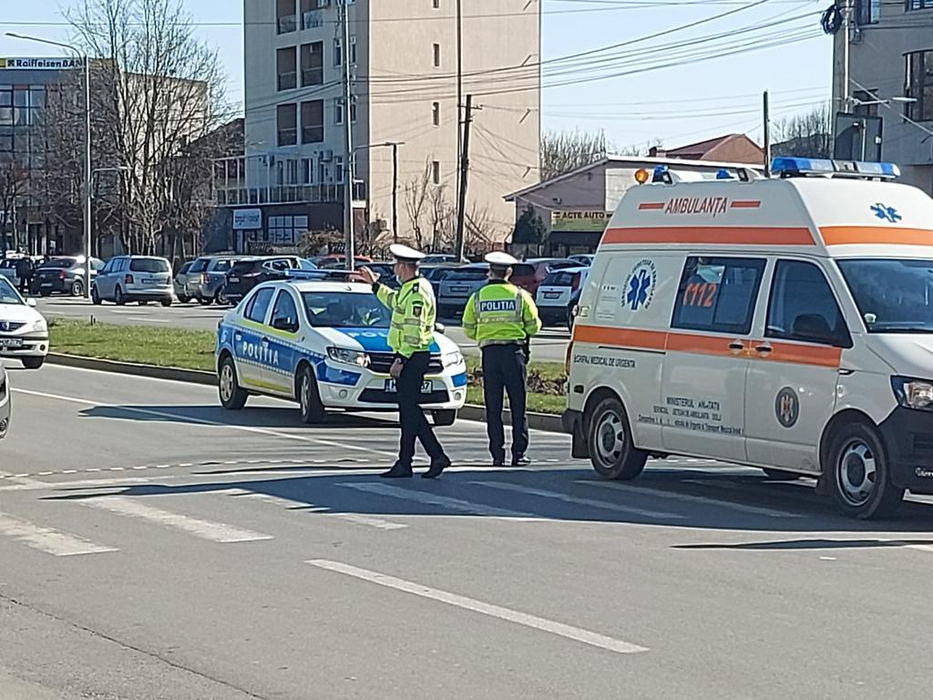 O femeie a fost lovită de o ambulanță pe trecerea de pietoni, în Craiova