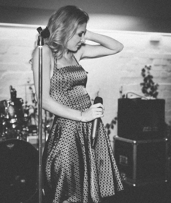 Betty se pozează și din profil, după operație, mândră de noul nas