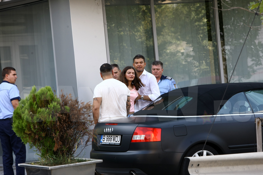 Imagini şocante filmate ieri, ora 16.00 în mijlocul Bucureştilor. Cristi Boureanu, reţinut în trafic după ce şi-a bătut fiica! Fata de 15 ani urla ca din gură de şarpe ca să fie salvată: ”Mă ia acasă, mă rupe-n bătaie!”
 Patru maşini de Poliţie şi o dubă de Jandarmi au intervenit ca s-o scape pe adolescentă, iar CANCAN.ro a filmat în exclusivitate operaţiunea de eliberare!