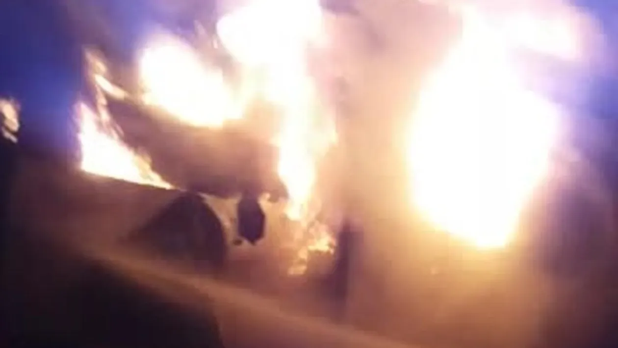 Incendiu uriaş în Prahova! Pompierii au intervenit cu 4 autospeciale