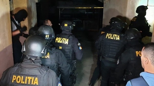 Percheziții la o grupare care exploata sexual tinere, dar și minore. Aveau chiar și 10 clienți pe zi, iar partida de amor costa...