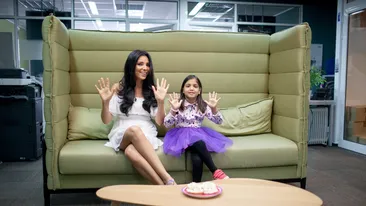 Cine este micuţa care a prezentat ştirile în locul CORINEI CARAGEA! Are doar şapte anişori, dar povestea ei este IMPRESIONANTĂ!