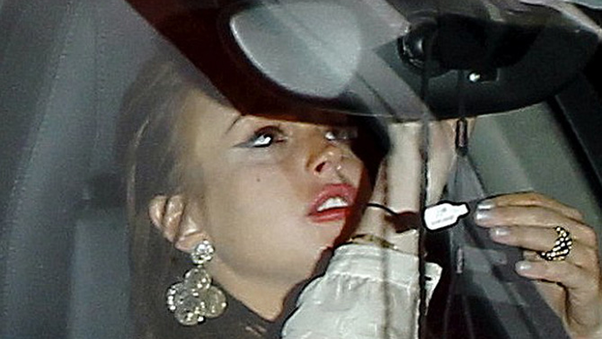 Speriata, cu machiajul scurs si cu picioarele pline de vanatai: asa s-a "prezentat" Lindsay Lohan la un hotel de lux din Hollywood