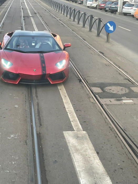 Adrian Minune, ”aroganță” în trafic. A circulat cu bolidul de 400.000 de euro pe banda de urgență